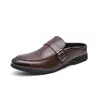 Pantuflas cerradas de talla grande, nuevo modelo de verano, zapatos de cuero slip-on estilo retro británico para hombre, modernos y a la moda, zapatos de hombre sin talón