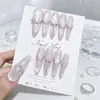 Unhas postiças artesanais estilo gatinho cor nude com correntes adornadas com diamantes e rosas brancas, delicadas e valorizam as mãos, estilo longo, adequadas para uso diário, peças de unha removíveis