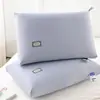 Cojín de algodón y lino tejido con un relleno similar a plumas, sellado térmicamente para mayor durabilidad. El núcleo de la almohada es lavable y conserva su forma, proporcionando soporte para el cuello para su uso en dormitorios o en casa, y ayuda a proteger la columna cervical.