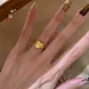 O Mesmo Estilo do Anel de Coração Estrela de Oito Pontas Escovado Cor de Ouro de Areia com Cravação de Diamantes da Loja Puzuo Gold, Anel de Dedo Indicador de Alta Qualidade, Requintado e Luxuoso