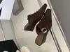 Novidade da Primavera de 2026 Moda Europeia e Americana Chinelos com Salto Anabela e Fivela de Cinto Plissada em Camurça com Bico Fechado e Quadrado para Uso Externo