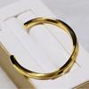 Aço titânio Ouro simples elegante sobre pulseira aberta por torção feminina tamanho livre não desbota pulseira de casal joias de aço inoxidável