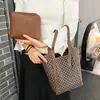 Bolsa Externa Única de Luxo Retrô Feminina 2024 Nova Moda de Inverno Bolsa de Ombro Tipo Balde Bolsa de Ombro Único para Mãe