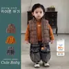 Conjunto casual de invierno para niños: chal acolchado, pantalones elegantes de mezclilla de pierna curva y un conjunto de tres piezas para bebés niños