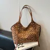 Bolsa Casual Retro Grande Capacidade Estampa de Leopardo 2025 Nova Versátil para o Dia a Dia Bolsa de Ombro Feminina Bolsa Tote para Estudante Universitário
