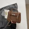Bolsa de Textura de Alto Padrão com Design de Nicho para Mulheres 2023 Nova Tendência Fashion Bolsa Kelly Versátil Bolsa de Mão e Bolsa Transversal