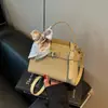 Bolso nuevo de principios de otoño 2026, bolso de axila de alta gama para el trabajo, diseño de nicho moderno y simple, bolso de hombro cruzado