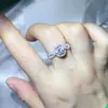 Anillo de Moissanita de 1 Quilate, Anillo de Diamante de Imitación Moderno y Lujoso para Mujer, Moissanita Colorida, Nuevo Modelo Popular de Venta Transfronteriza, Fuente de Suministro