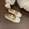 Sapatos rasos de bico quadrado retro branco populares para mulheres, novos sapatos Mary Jane de sola macia para primavera e outono de 2026 para combinar com saias