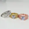 Anillo de Venta Caliente en Vivo Diamante Completo 2 Quilates Súper Brillante Micro Zircón Anillo de Diamantes de Tres Filas Moda Elegante Anillo de Lujo Ligero