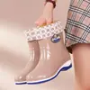 Botas de chuva duráveis e grossas para todas as estações, estilosas e impermeáveis, adequadas para estudantes e mulheres, com canos altos grossos e solas grossas.