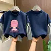 Camiseta de manga larga a rayas de algodón puro para niñas, estilo primavera/otoño, nueva colección 2026, moderna y elegante, diseñada para niñas de talla mediana a grande, con un look en capas