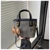 Bolso de mano para mujer, estilo novedoso de 2025, bandolera de hombro, moderno, informal, tipo cubo, con texto.