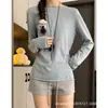 Camiseta cinza de manga comprida estilo coreano com bordas dobradas, projetada para mulheres, perfeita como camada interna ou externa no outono, oferecendo um visual estiloso e de caimento justo