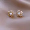 Aretes franceses de alta gama de perlas con diamantes completos para mujer, aretes de flor hueca retro, pequeños aretes dulces de viento fragante, de moda, al por mayor