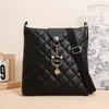 Elegante Nuevo Compacto y Lujoso Patrón de Ola Rombo Decoración de Cabeza de Gato Perlada Bolso Cubo Cruzado para Mujer Lindo y Moderno