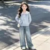 Conjunto de primavera y otoño para niña: Look preppy estilo coreano con una sudadera de cuello marinero y pantalones vaqueros casuales con un dulce lazo, un conjunto de dos piezas