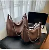Bolsa de Axila Grande Capacidade Transfronteiriça para Mulheres 2026 Nova Moda Bolsa de Ombro Transversal Trançada Cor Sólida Bolsa de Corrente para o Dia a Dia