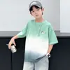 Camiseta de Manga Curta para Meninos, Novo Estilo de Verão, Estampa Tie-Dye Degradê, Estilosa e na Moda para Crianças Maiores, Caimento Solto, Peça Superior Infantil Versátil