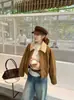 Projetada com Senso de Estilo, a Jaqueta Acolchoada de Camurça com Gola de Lã de Cordeiro para Mulheres é um Novo Top Curto Versátil da Moda para Outono e Inverno 2025