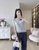 Mesmo Estilo da Loja! Camiseta Feminina Listrada com Gola Redonda e Manga Curta em Tricô Fino, Leve e Estilosa 26 Verão H062512