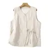 Foto real de la nueva colección de invierno 2026: un chaleco de algodón y lino simple, elegante y minimalista con cuello en V, que presenta un diseño de amarre y acolchado adicional para abrigar