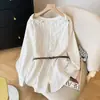 Camisa Longa Listrada Irregular Estilo Coreano Nova para Mulheres Primavera e Outono com Design Francês A10208