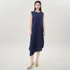 Vestido de Qualidade Boutique Miyake com Toque de Luxo, Caimento Solto, Tamanho Grande, Sem Mangas, Irregular, Moderno, Versátil, Vestido de Comprimento Médio
