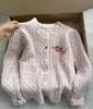 2026 Novo Suéter Cardigan de Tricô Macio Colorido Bordado com Fio Torcido para Outono Inicial, Estilo Coreano, Doce Estilo College para Mulheres