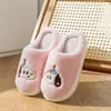 Pantuflas de algodón con bordado de cachorro de dibujos animados, pantuflas de interior para invierno, cálidas y antideslizantes, lindas y peludas, adecuadas para hombres y mujeres