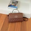 Bolsa feminina de luxo leve transfronteiriça 2026 nova bolsa de ombro acolchoada estilo Chanel, bolsa transversal de ombro versátil de alta qualidade para o dia a dia