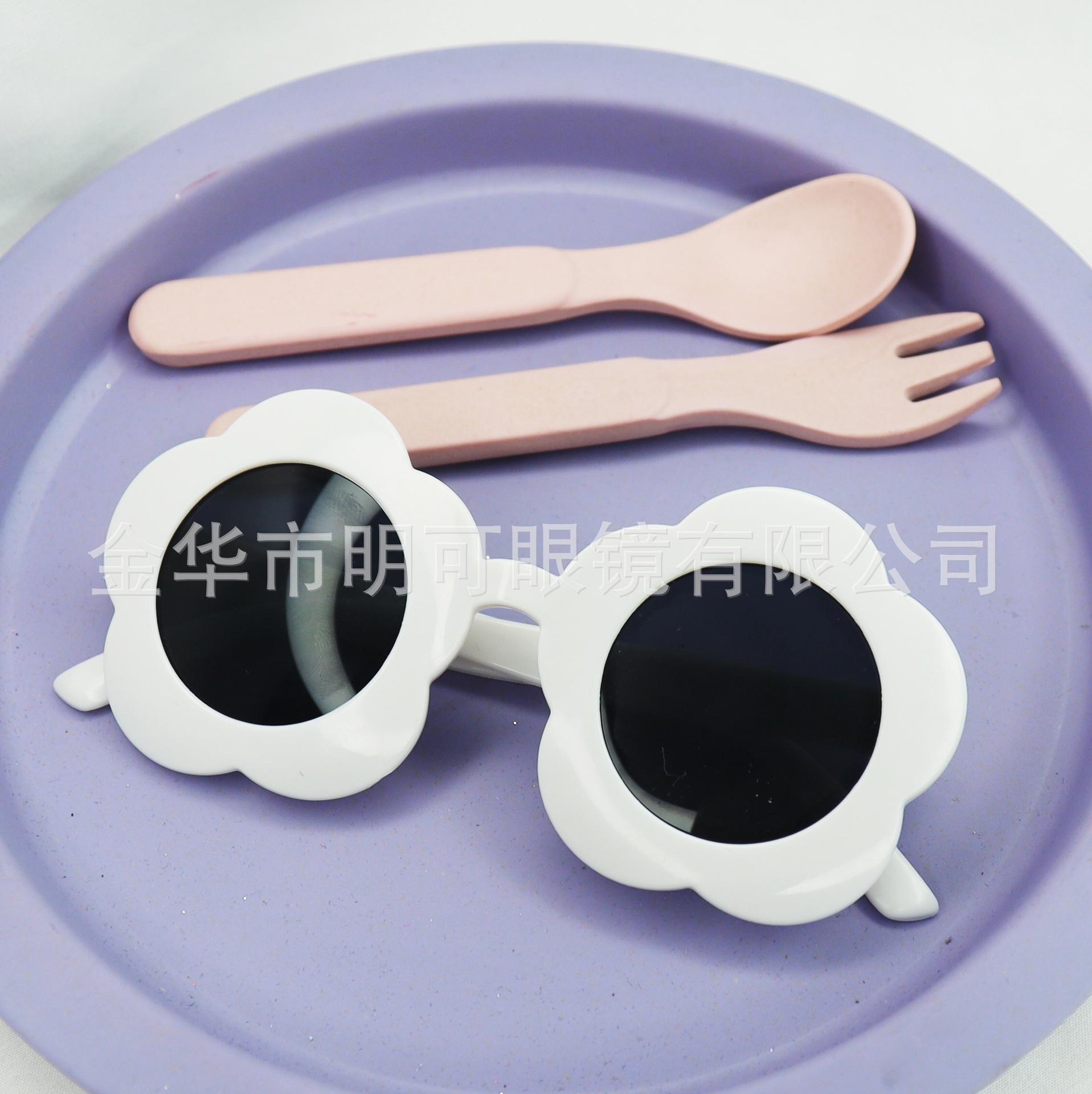 白色小花B79A6E24-E3AB-45C0-8FE3-65