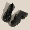 Mocasines de suela gruesa para mujer, nuevo estilo 2026, diseño popular que aumenta la altura, adecuados para ir al trabajo, estilo británico, zapatos pequeños de cuero, planos negros
