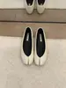 Zapatos de mujer 2026 estilo retro rojo, de punta abierta dividida, pezuña de cerdo, con aumento interno de altura, estilo de nicho