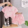 Conjunto de Roupa de Verão da Moda para Crianças Pequenas 2026 Novo Estilo de Verão Conjunto de Duas Peças Tie-Dye com Manga Curta e Letras Prateadas para Bebês Meninas