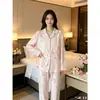Pijama de otoño e invierno para mujer DeRong, cárdigan de solapa con dibujos animados, conjunto de ropa para el hogar de manga larga, popular en las transmisiones en vivo de Douyin y Xiaohongshu