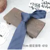 Nova Moda Coreana Gravata Masculina Listrada Diagonal Fio de Seda Poliéster Tingido Jacquard Amarrada à Mão Gravata de 7cm em Estoque Atacado