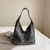 Bolso con estampado de leopardo para mujer, gran capacidad, nuevo bolso de compras informal para otoño e invierno de 2024, bolso de mano para ir al trabajo y combinar con todo.