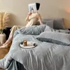 Conjunto de cama de quatro peças estilo europeu, alta densidade, totalmente fosco, em veludo de leite, com textura luxuosa e padrões delicados em relevo, perfeito para uma noite de sono confortável.