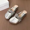 Zapatos Nuevos de Suela Plana para Mujer que Aumentan la Altura con Cintas, Versátiles para Primavera/Verano 2026, Zuecos de Moda de Lujo Ligero con Punta de Mango de Venta Caliente