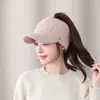 Gorra tejida de pico de pato de moda estilo coreano para mujer, adecuada para otoño e invierno, con protección para las orejas, cálida, hace que la cara se vea más pequeña, se puede usar con cola de caballo, gorro tejido de punta abierta