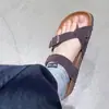 Sandálias de Dedo Estilo Francês 2026 para Mulheres, Uso Externo de Verão, Sandálias Birkenstock de Praia, Chinelos de Solado Grosso de Alta Qualidade para Uso Externo de Verão