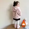 Casaco Feminino Outono Inverno 2026 Novo Estilo Roupas de Inverno Estilosas para Crianças Acolchoado Engrossado Bebê Menina Inverno Suéter Peludo com Veludo
