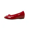 Nuevo modelo de primavera, aumento interno de altura de 4.5 cm, zapatos planos de ballet súper suaves con punta cuadrada y lazo para mujer, con un toque de alta gama
