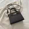 Elegante y a la moda, bolso nuevo de otoño 2026, simple y chic, con un diseño cuadrado retro, adecuado como bolso de hombro o bolso cruzado para mujer