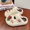 Pantuflas de algodón con suela gruesa de oso de dibujos animados para mujer, nuevos zapatos cálidos de pelo para el hogar de invierno 2026, zapatos de pelo estilo coreano
