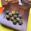 Colgante de caricatura tallado en semilla de Bodhi asada al carbón, cuentas budistas coleccionables, pulsera, cuentas sueltas hechas a mano para DIY
