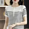26 Moda Feminina Nova Estilo Primavera e Verão Simples Listrado Botões Gola Redonda Solto Casual Algodão Pulôver Tricô Manga Curta