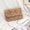 Bolsa Transversal para Mulheres 2025 Outono e Inverno Nova Tendência Simples Bolsa de Ombro com Corrente e Fivela de Cadeado Pequena Quadrada Pelúcia Moda de Rua