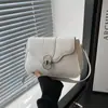 Bolsa Feminina Casual Cor Sólida 2025 Nova Retro Grande Capacidade Fecho de Metal Flip Bag Comutador Crossbody Axila